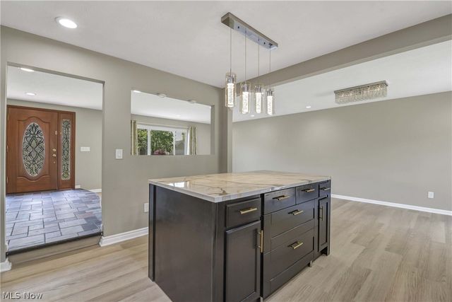 24420 S Oxford Oval, North Olmsted, OH 44070