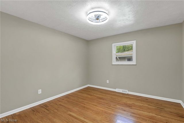 24420 S Oxford Oval, North Olmsted, OH 44070