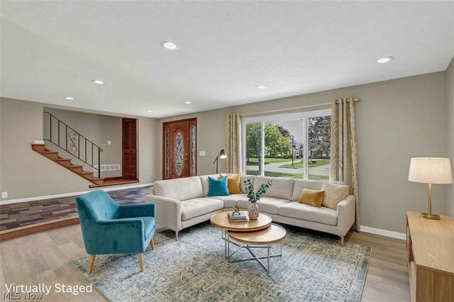 24420 S Oxford Oval, North Olmsted, OH 44070