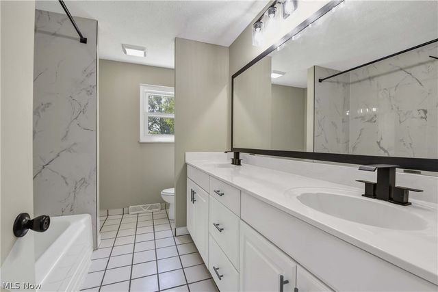 24420 S Oxford Oval, North Olmsted, OH 44070