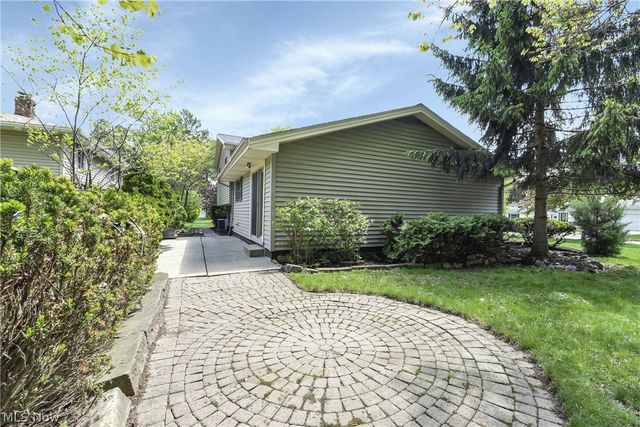 24420 S Oxford Oval, North Olmsted, OH 44070