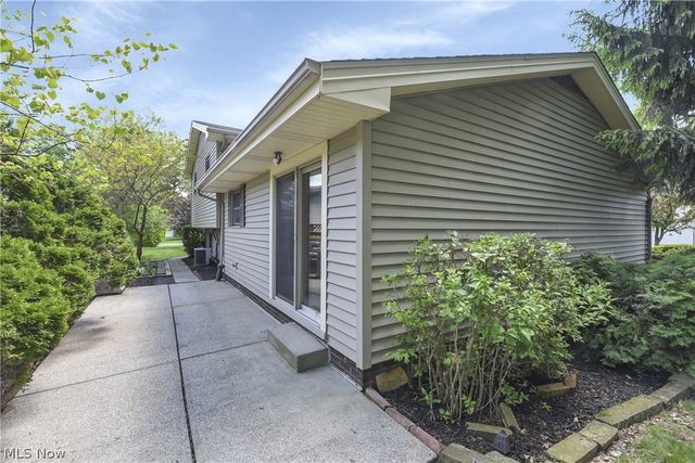 24420 S Oxford Oval, North Olmsted, OH 44070