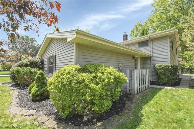 24420 S Oxford Oval, North Olmsted, OH 44070