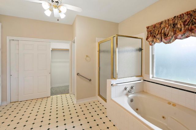 1906 Meadow Ridge DR, Taylor, TX 76574