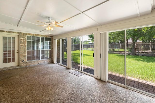 1906 Meadow Ridge DR, Taylor, TX 76574