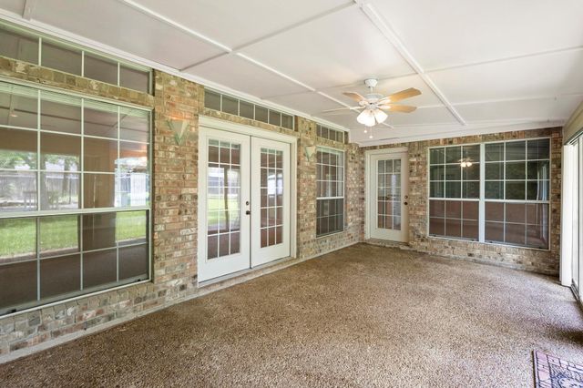 1906 Meadow Ridge DR, Taylor, TX 76574