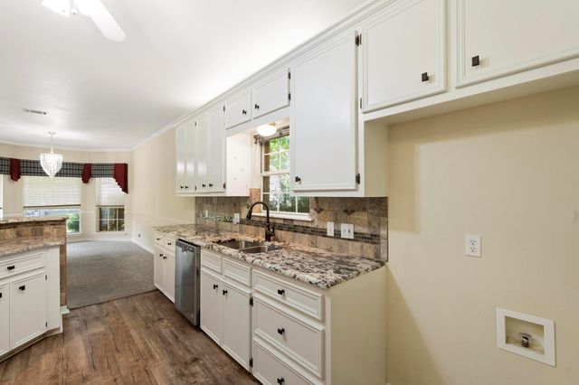 1906 Meadow Ridge DR, Taylor, TX 76574