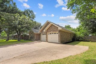1906 Meadow Ridge DR, Taylor, TX 76574