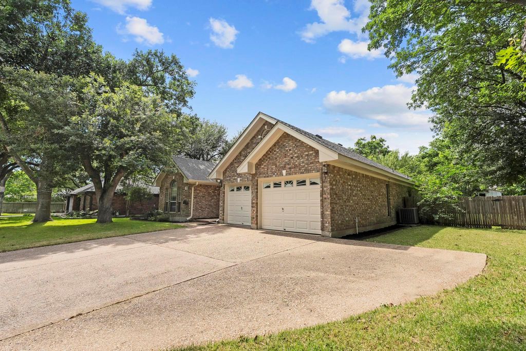 1906 Meadow Ridge DR, Taylor, TX 76574