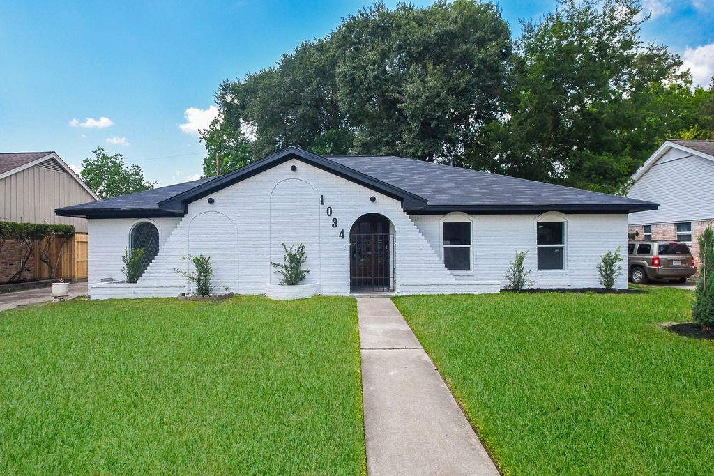 1034 W Donovan Street W, Houston, TX 77091