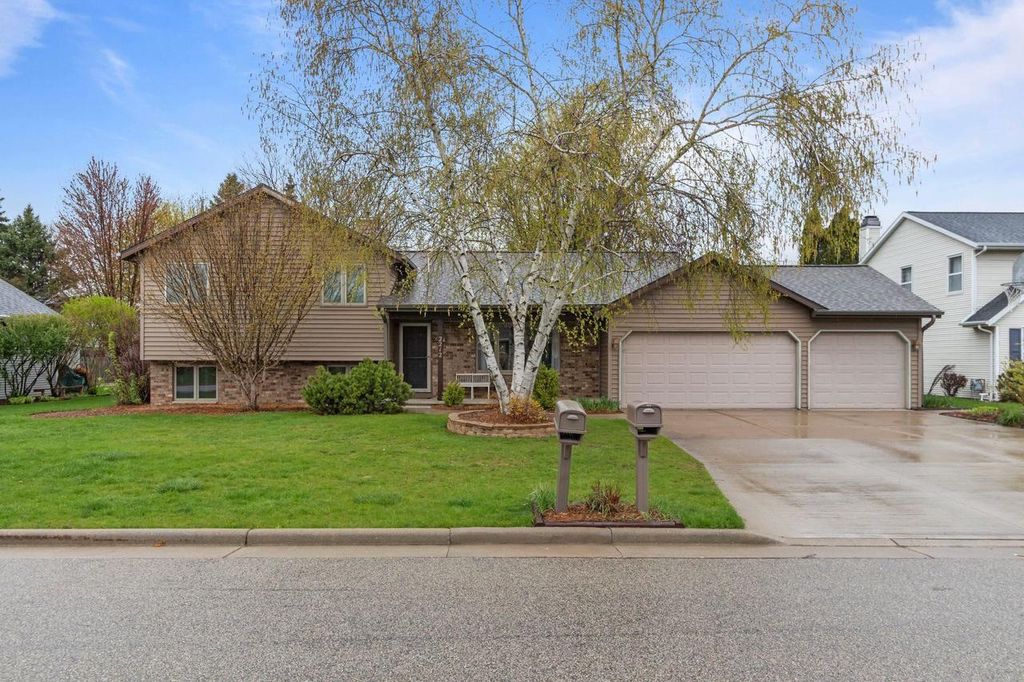 2212 W SENECA DRIVE, Appleton, WI 54914