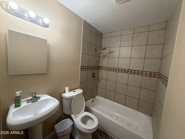 5810 W EARLL Drive, Phoenix, AZ 85031