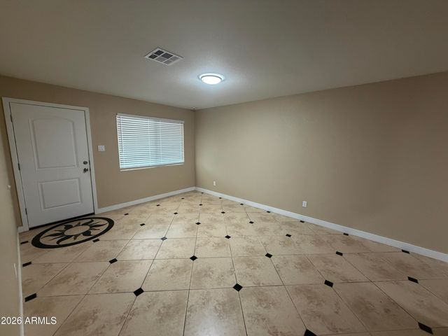 5810 W EARLL Drive, Phoenix, AZ 85031