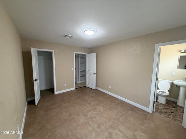 5810 W EARLL Drive, Phoenix, AZ 85031