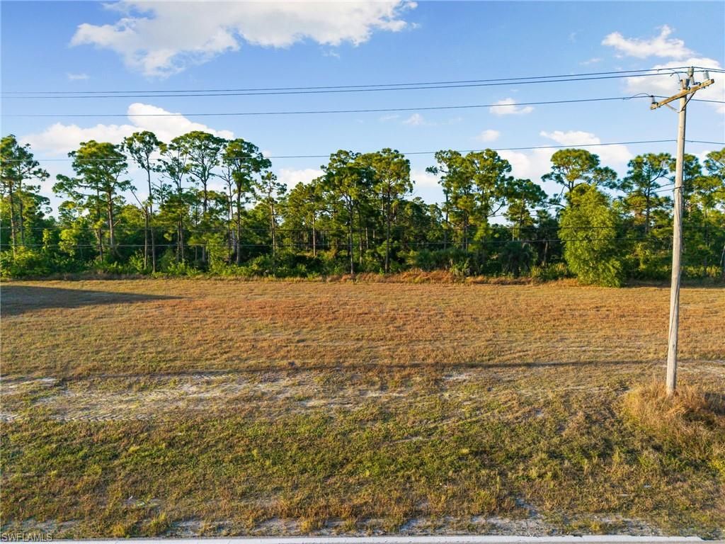 Image 11 of property listing at 401 Wilmington PKWY, Cape Coral, FL 33993