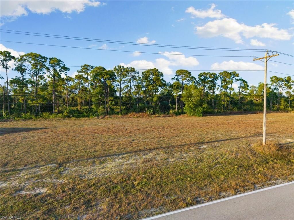 Image 13 of property listing at 401 Wilmington PKWY, Cape Coral, FL 33993