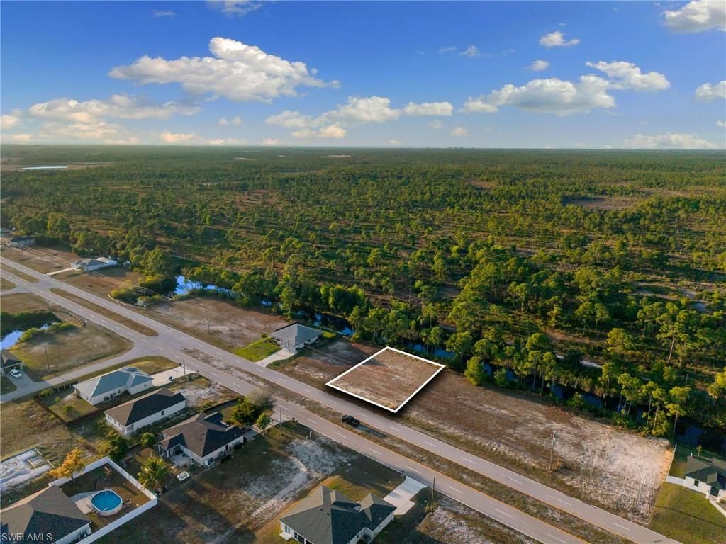 Image 4 of property listing at 401 Wilmington PKWY, Cape Coral, FL 33993