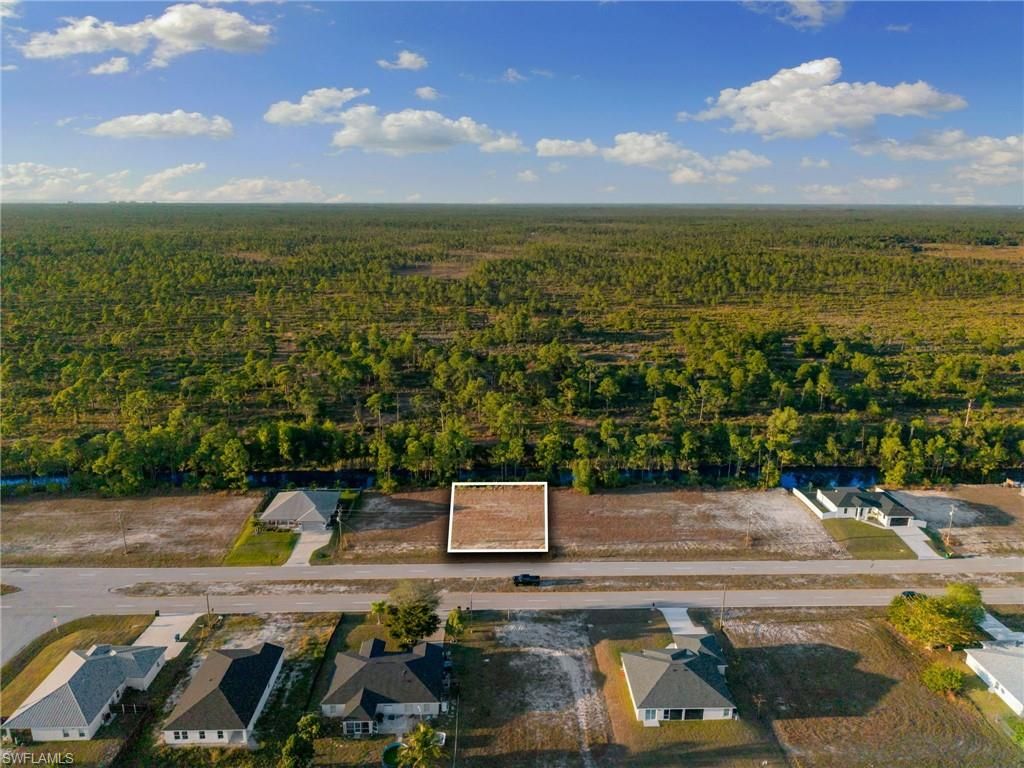 Image 5 of property listing at 401 Wilmington PKWY, Cape Coral, FL 33993