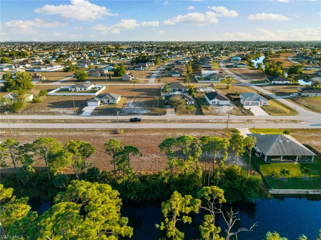 Image 9 of property listing at 401 Wilmington PKWY, Cape Coral, FL 33993
