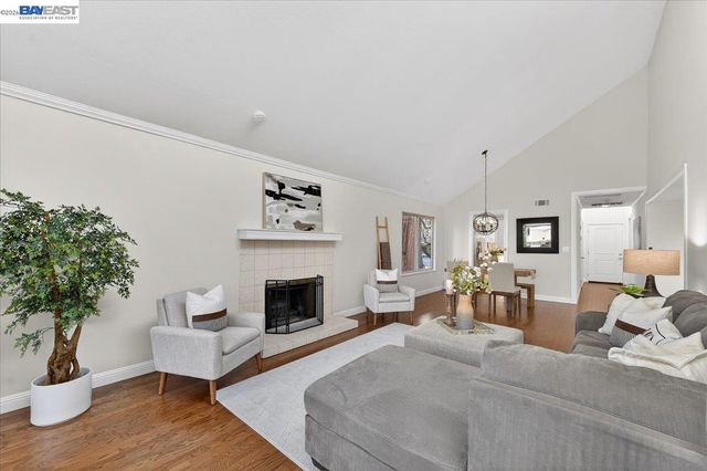 7543 Maywood Dr, Pleasanton, CA 94588