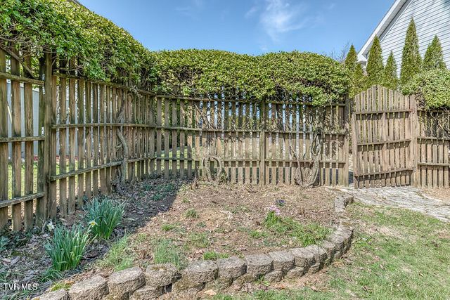 8 University Place, Johnson City, TN 37604