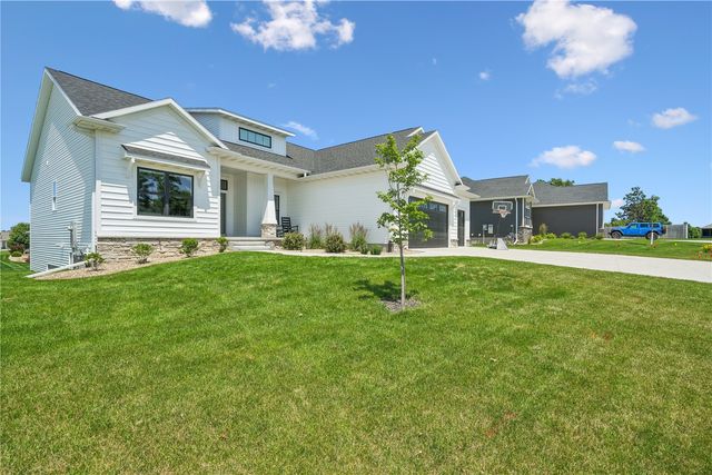 6118 Rapids Ridge Road NE, Cedar Rapids, IA 52411