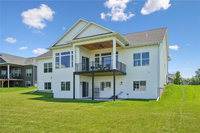 6118 Rapids Ridge Road NE, Cedar Rapids, IA 52411