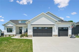 6118 Rapids Ridge Road NE, Cedar Rapids, IA 52411