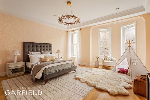 33 W 71ST Street, New York City, NY 10023