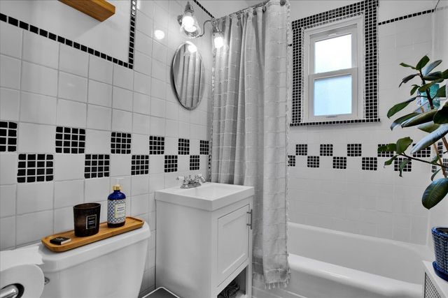 2030 W Shakespeare Avenue, Chicago, IL 60647