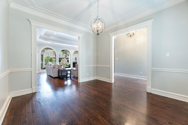 10 Acorn Cluster Court, The Woodlands, TX 77381