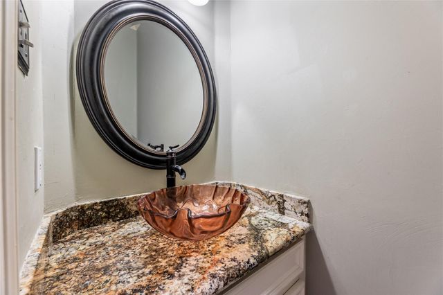 10 Acorn Cluster Court, The Woodlands, TX 77381