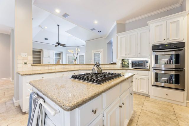 10 Acorn Cluster Court, The Woodlands, TX 77381