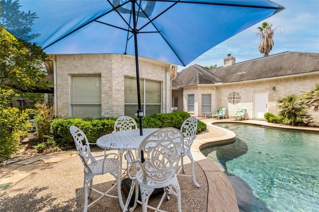 10 Acorn Cluster Court, The Woodlands, TX 77381