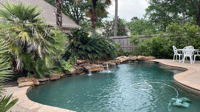 10 Acorn Cluster Court, The Woodlands, TX 77381