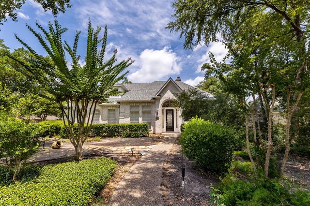 10 Acorn Cluster Court, The Woodlands, TX 77381