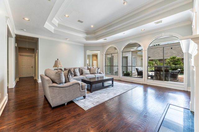 10 Acorn Cluster Court, The Woodlands, TX 77381