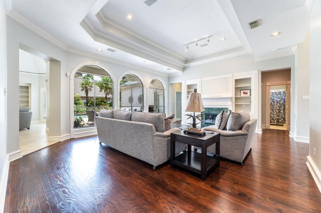 10 Acorn Cluster Court, The Woodlands, TX 77381