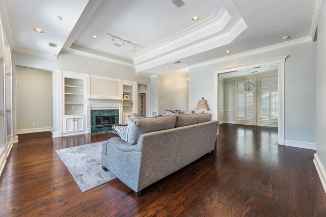 10 Acorn Cluster Court, The Woodlands, TX 77381