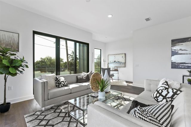 737 N Zang Boulevard 101, Dallas, TX 75208