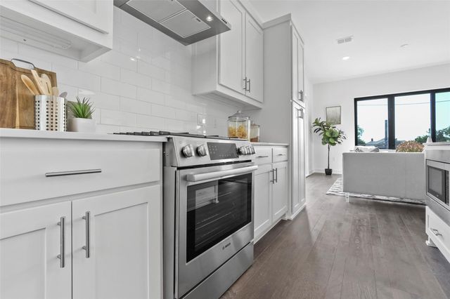 737 N Zang Boulevard 101, Dallas, TX 75208