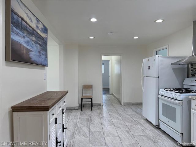 30486 Groveland Street, Madison Heights, MI 48071