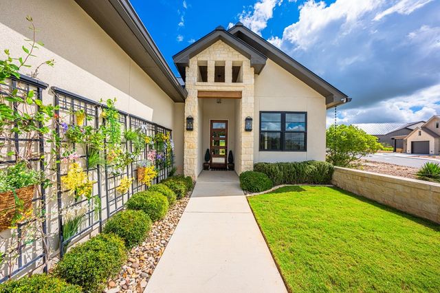 1025 Comanche Hills Dr, Kerrville, TX 78028
