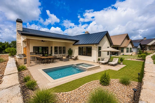 1025 Comanche Hills Dr, Kerrville, TX 78028