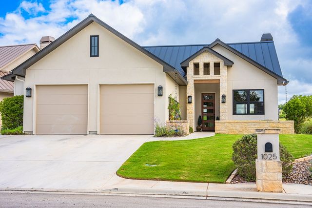 1025 Comanche Hills Dr, Kerrville, TX 78028