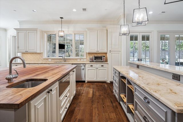 7 Leisure Lane, Bunker Hill Village, TX 77024