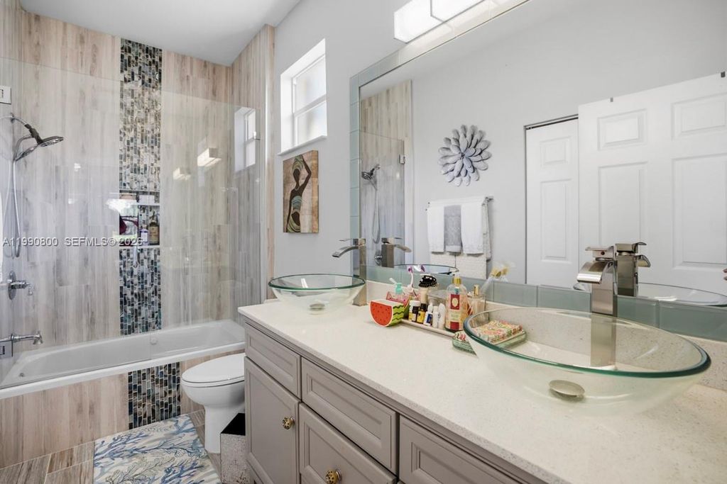 Image 2 of property listing at 337 SW Maclay Way, Port St. Lucie, FL 34986