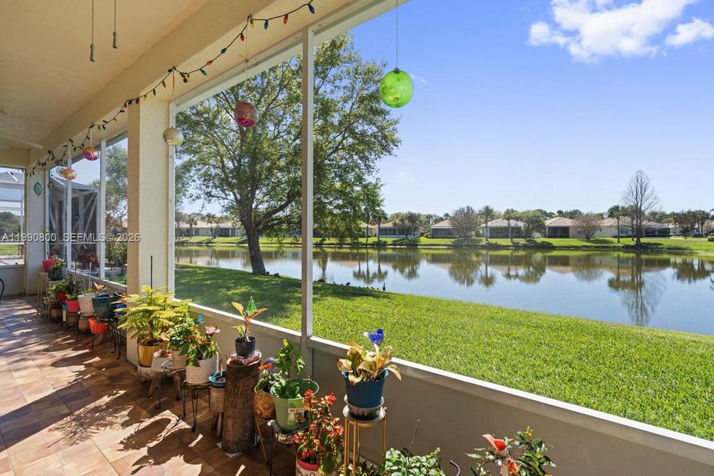 Image 4 of property listing at 337 SW Maclay Way, Port St. Lucie, FL 34986