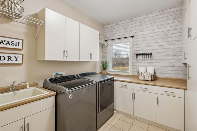 15701 Brookshire Drive, Urbandale, IA 50323