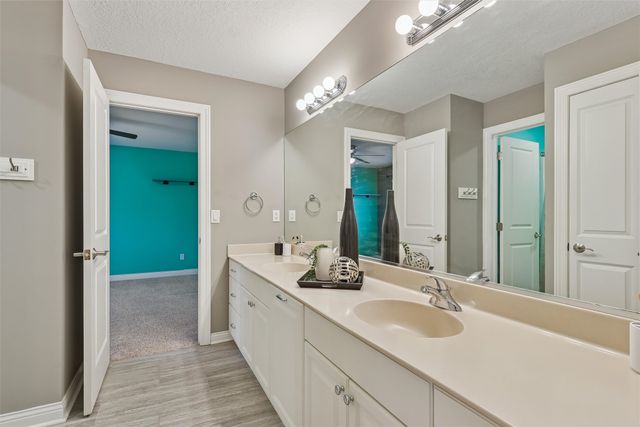 15701 Brookshire Drive, Urbandale, IA 50323